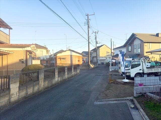【北側 前面道路】幅員約4mの前面道路です。車がすれ違うには厳しい道幅ですが、車はスピードを抑えて走行するので、お子様にも安全な道幅となっています。