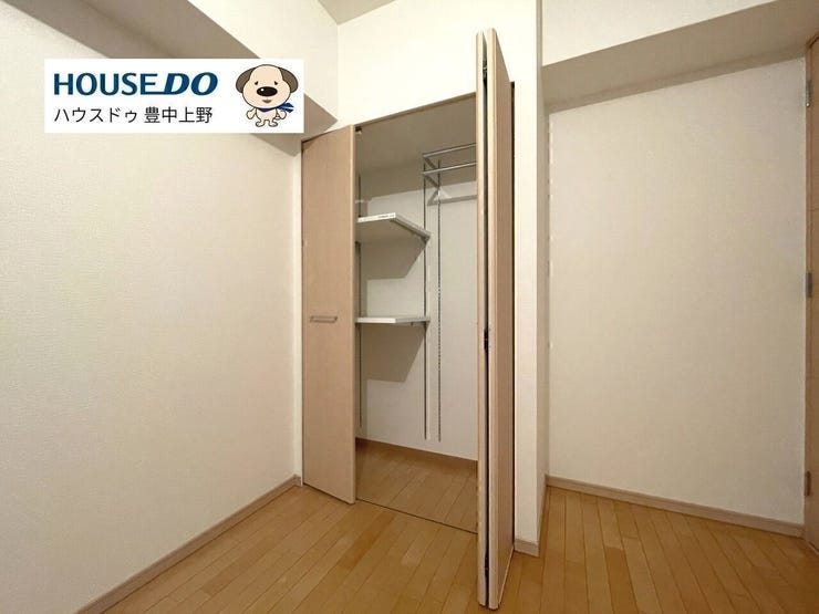 収納内に稼働棚とハンガーラックが設けられており、ご自身の自由にレイアウトできます。