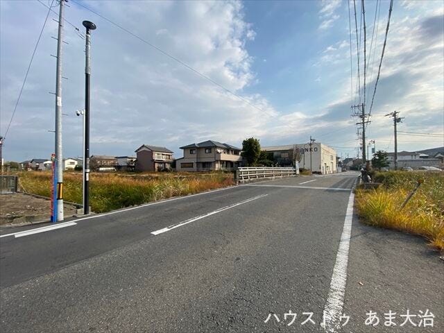 幅員約7.7mの前面道路です。引越し業者のトラックも問題なく停めて置くことが出来る道幅です。