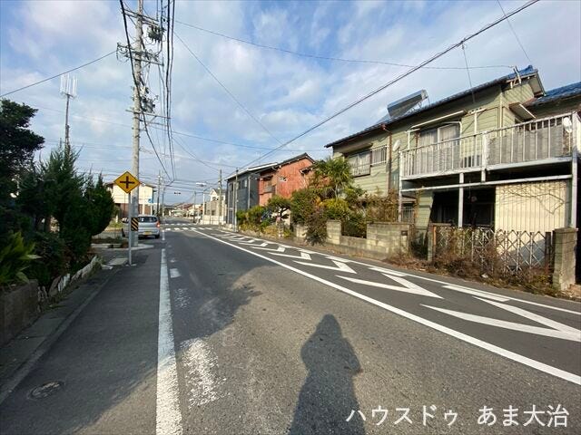 幅員約7.7mの前面道路です。普通車が余裕を持ってすれ違うことの出来る道幅です。もちろん、大型車も余裕を持って通行出来ます。