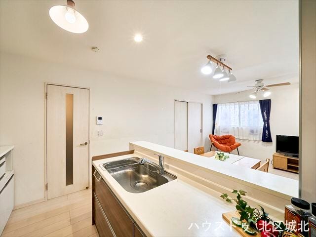 カウンター越しにリビングを見渡せる対面キッチン。配膳や片付けもスムーズで、家事動線の良さが魅力です。