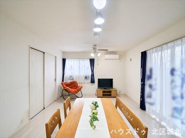 ダイニングまで見渡せるゆとりのある空間。窓が多く、明るく開放的です。