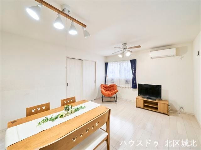 ダイニングと一体で使える開放的な空間。採光良好で、家具配置もしやすく、家族がゆったり過ごせる明るいリビングです。