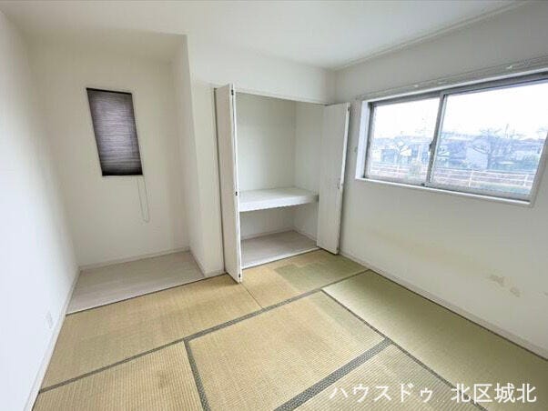 ダイニングとリビングがゆるやかにつながる心地よい空間。採光も良く、家族が自然と集まる明るいリビングです。