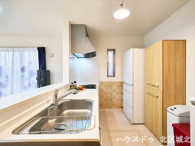 作業スペースが広く、収納も豊富なキッチン。冷蔵庫や食器棚を置いてもゆとりがあり、毎日の家事が快適です。