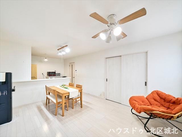 白を基調とした開放的なLDK。ダイニングとくつろぎスペースを分けやすく、暮らしやすい間取りです。