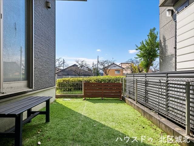 陽当たりの良いお庭は人工芝敷きでお手入れも簡単。お子さまの遊び場やガーデニングにもおすすめです。