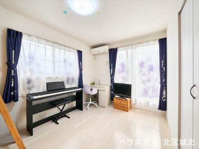 7.2帖の洋室は二面採光で明るい空間。お子さま部屋や書斎、趣味のお部屋としても使いやすい一室です。