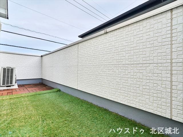 広さのあるバルコニーはガーデニングやお子さまの遊び場にも◎ 周囲の視線が気になりにくく、使い勝手の良い空間です。