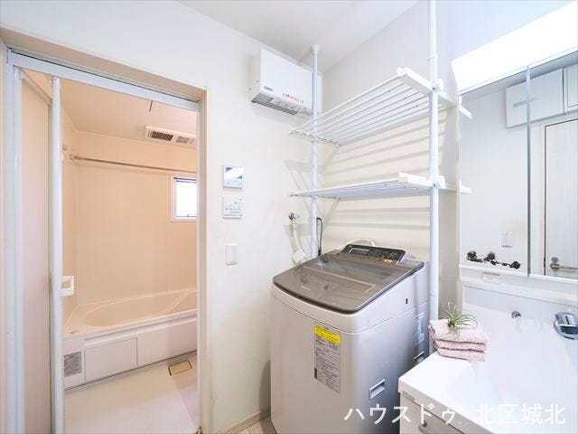 洗面室には洗濯機置場と可動棚を設置。収納力があり、洗濯動線もスムーズな使い勝手の良い空間です。