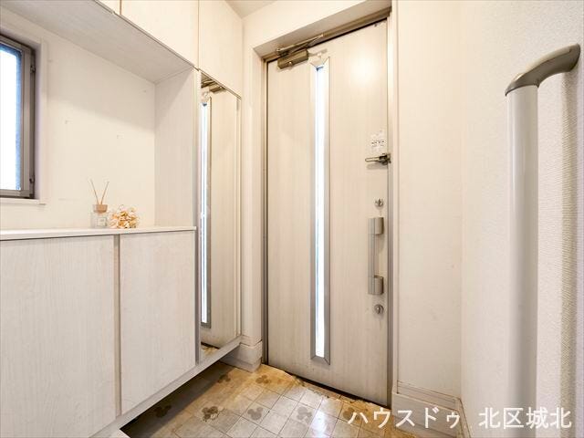 採光窓付きの玄関で、日中は自然光が入る明るい空間。収納も備わり、すっきりとした印象です。