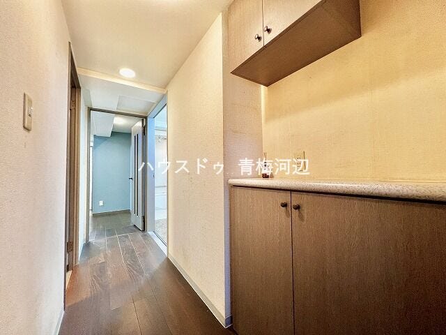 玄関:玄関には小物を置けるスペースがありますので季節ごとにアレンジをするのも楽しそうです♪