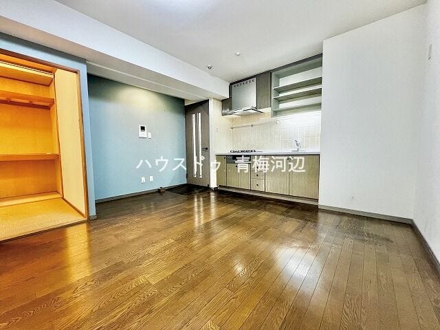 ダイニングキッチン:優しい色合いのフローリングはどんな家具とも相性が良いですね。家族のくつろぎの空間になりそうです。