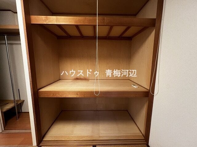 和室押入:奥行のある押入があり、お布団などをしまうことができます。収納グッズを使って空間を有効活用することができます。