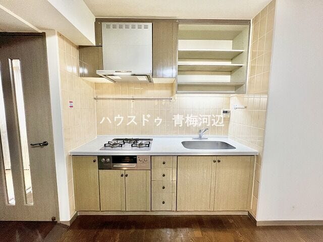 キッチン:キッチンは壁付けタイプですのでお部屋をすっきりと見せてくれるメリットがあります。上部にも、収納があります。