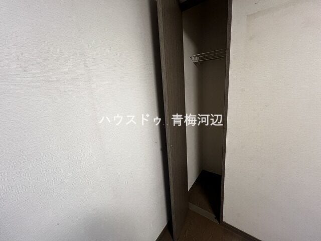 収納:ハンガーパイプにお洋服を掛けておけばシワや型くずれを防げます。