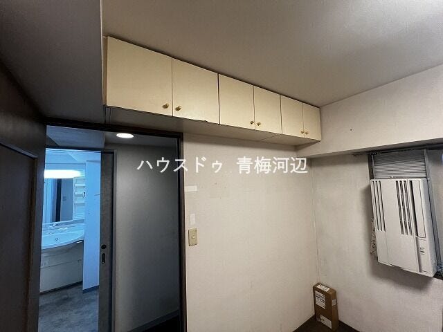 天井収納:天井にも収納スペースがあるので、小物などを収納するのはもちらろんお部屋を広くお使いいただけます。