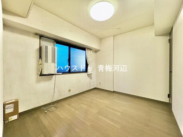 洋室:窓もあるので1日中安定した採光を期待できそうです。