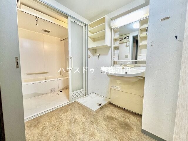 洗面所:洗面台横や洗濯機置き場上部に収納スペースがあるので、洗剤などのストックもすっきりと収納できそうですね。