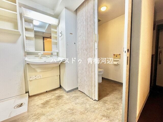 洗面所:毎日お使いになる洗面所は、明るく清潔感のあるスペースです!洗面台の鏡横には小物を収納できる棚がついていますので歯ブラシや髭剃りなども保管できます。