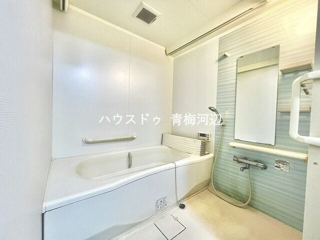 浴室:シンプルで清潔感のある浴室です。シャンプーなどを置いておく棚もあります。