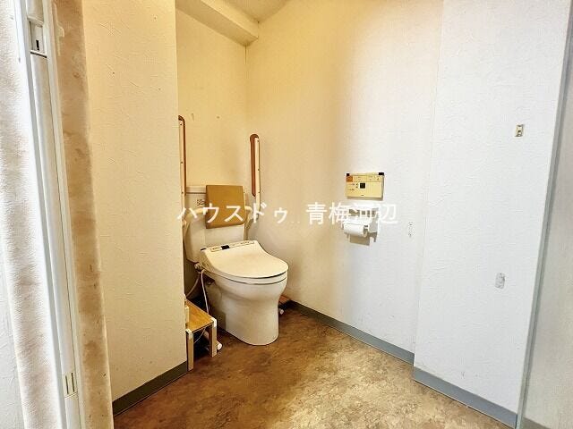 トイレ:白を基調としたシンプルな壁紙のトイレになります。