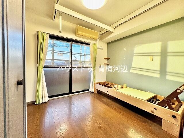 洋室:バルコニーにつづく大きめの窓からたっぷりと日差しが降り注ぎます。