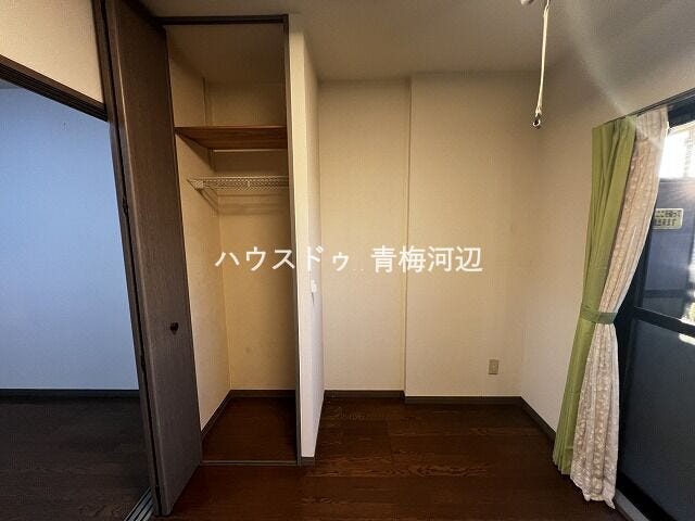 洋室収納:ハンガーパイプに取り込んだ洗濯物をそのまま収納できるので家事の時短になり、お洋服もシワになりません。