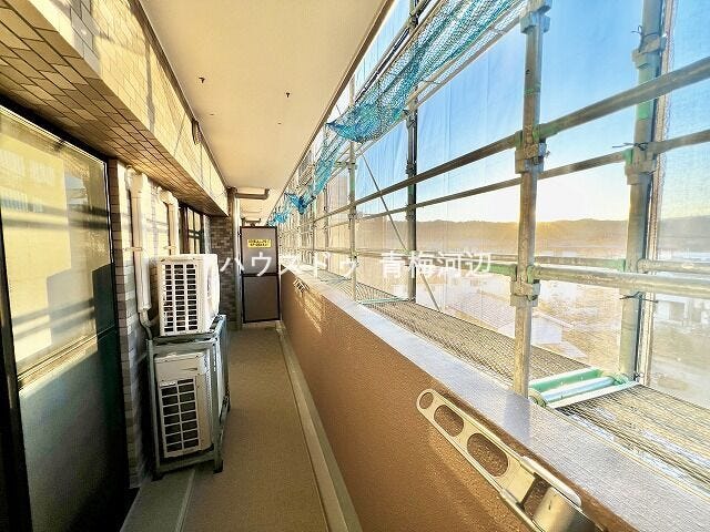 バルコニー:晴れた日は気持ちよくお洗濯を干せそうです。2ヶ所の窓から出入りできるので効率よく家事ができそうです。