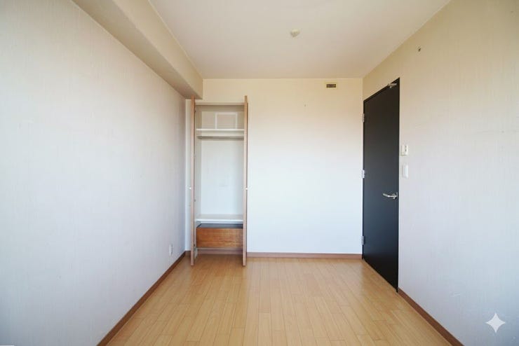 *6帖洋室リフォームイメージ*
フローリングは、汚れてもお掃除やお手入れがしやすいです。(CG加工のため、現況とは異なります)