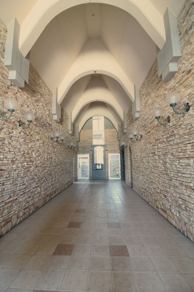 天井が高く、とても解放感があります。
オートロック付きのためセキュリティ面も安心ですね。