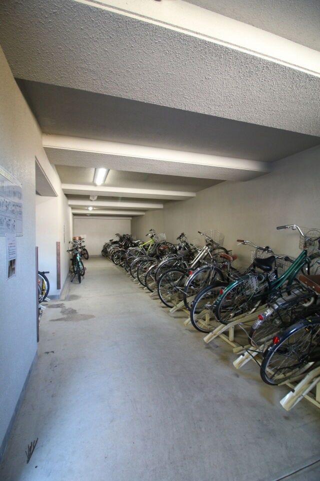 *駐輪場*
駐輪場を完備しているため、自転車での通勤・通学にも便利です。屋根があるので直射日光や、雨の時も濡れずに安心ですね。