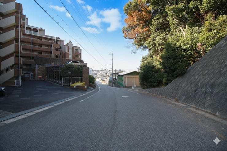 前面道路は広々としており、対向車がきてもすれ違うことができる広さがございます。