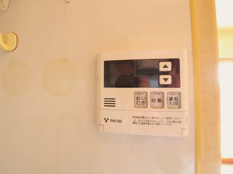 *キッチン横リモコン*
ワンタッチで浴槽にお湯張りをしていただけます。お湯の温度なども浴室に行かずに温度変更可能となります。