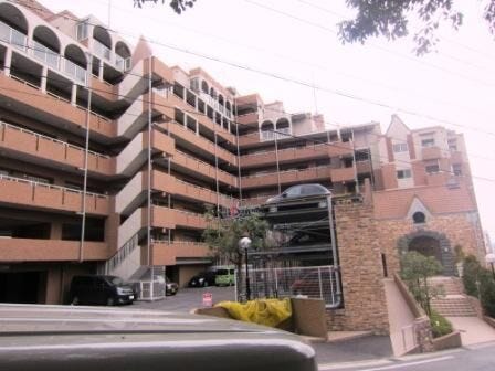 【外観】
9階建てのマンションです。
バス停まで徒歩約5分!東岡崎駅までバス乗車約5分で電車のご利用にも便利です。