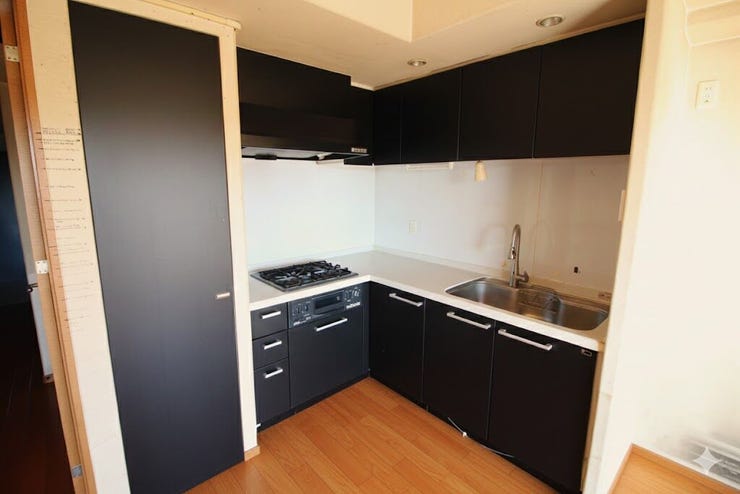 *リフォームイメージ*
L型キッチンは調理スペースを広く確保でき、ご家族一緒に料理をすることができます。作業動線が短いのも嬉しいポイントです。(CG加工のため、現況とは異なります)