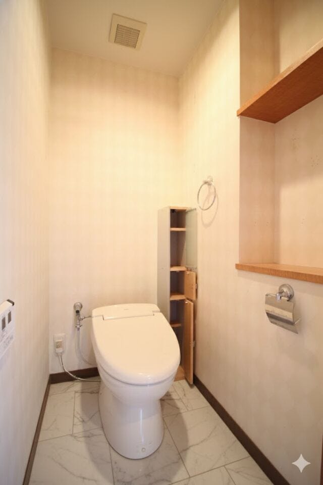 *リフォームイメージ*
ウォシュレット付きのトイレです。
棚があるので、トイレットペーパー等のストックを置いておくこともできますね。
(CG加工のため、現況とは異なります)