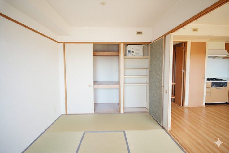 *リフォームイメージ*
ダイニングキッチンの横に約6帖の和室がございます。
扉を開けてより広くお使いいただけますね。
(CG加工のため、現況とは異なります)