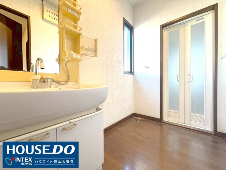 【窓付きで明るく清潔!広々とした空間で朝の準備もスムーズ】
窓から光が入り、明るく清潔感のある洗面所です!広い空間だから、朝の忙しい時間帯でも、ゆったりと準備できますね