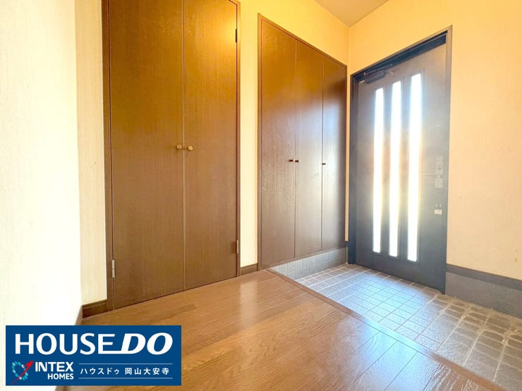 【たっぷり収納でいつでもきれい!明るい陽射しが迎える玄関】
ご家族の靴や外の遊び道具もすべてスッキリ片付く、大容量の玄関収納が嬉しいですね!