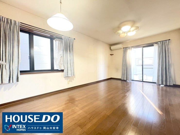 【家族みんなでゴロゴロ!広々リビングは遊びと憩いの空間】
南向きの陽だまりが心地よい広々リビング!お子様がお友達を呼んで遊んでも余裕の広さです。