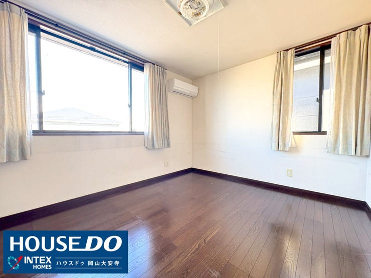 【換気・採光ともに良好!大きな窓が二つある明るいお部屋】
二面採光で、お部屋全体が本当に明るいですね!窓が二つあるので、風通しが良く換気もバッチリ。いつも爽やかな空気の中で過ごせます。