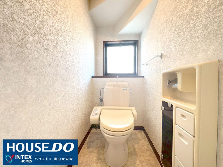 【窓付きで清潔感たっぷり!快適な温水洗浄機能付きトイレ】
温水洗浄機能付きで毎日快適にご使用いただけます!窓があるため換気もバッチリ。清潔感あふれる空間で、壁紙も可愛らしいデザインです!