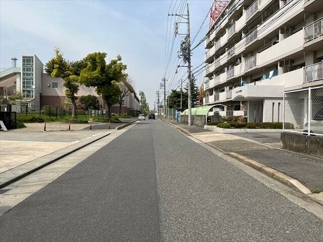 マンション南側前面道路です。長閑な景色が広がります。