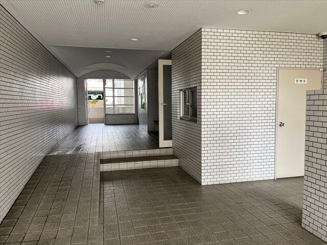 広いロビーです。管理室があります。