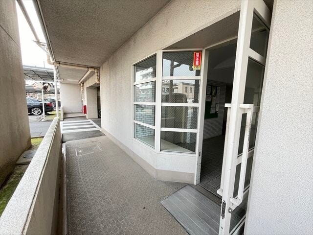 マンション北側からもロビーへ繋がります。