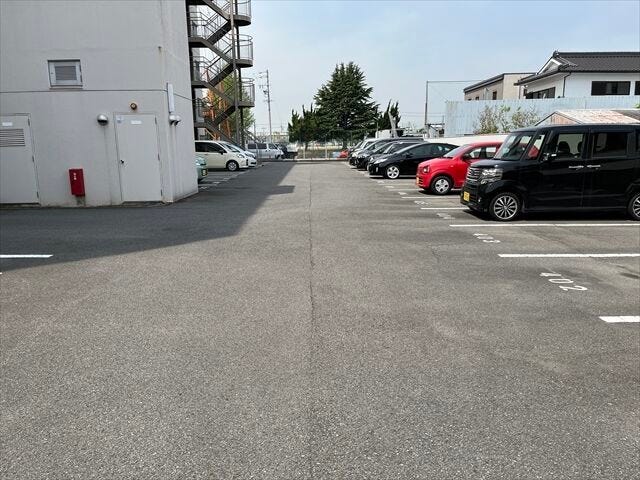 マンション北側にある駐車場です。