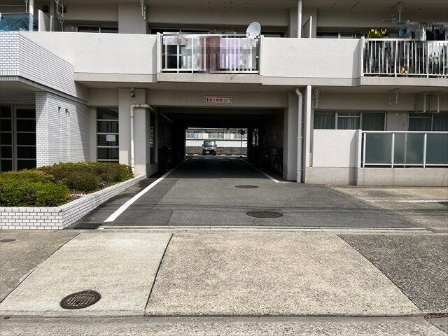 駐車場の入口です。マンション南側前面道路から、北側にある駐車場に繋がります。