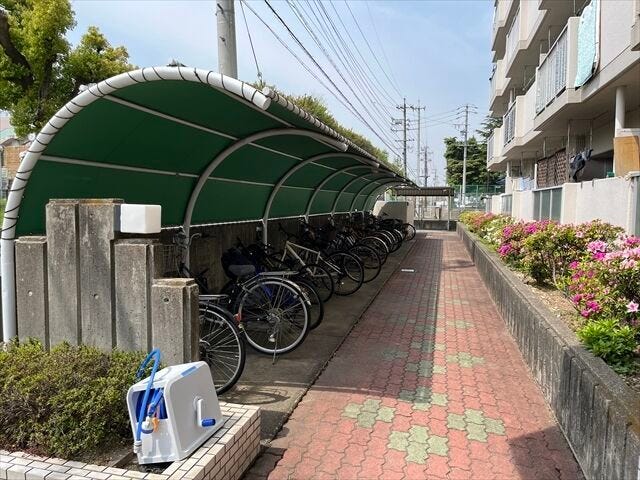 マンション南側にある駐輪場です。屋根が付いていますので、雨で濡れることなく自転車の保管ができます。