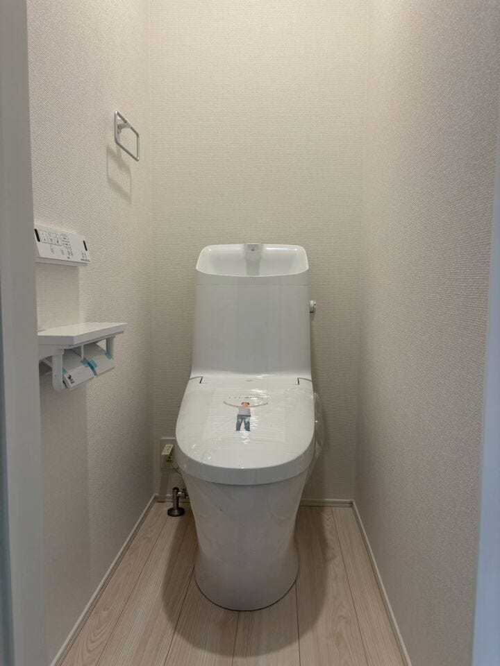 *玄関横トイレ*